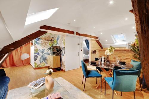une cuisine et une salle à manger avec une table et des chaises dans l'établissement Comfortable apartment - 2BR-6P - Parc Monceau, à Paris