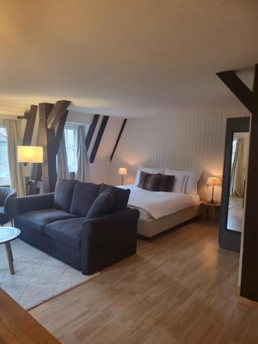 sala de estar con cama y sofá azul en Stylish Apartment in the Heart of Zug by Airhome, en Zug