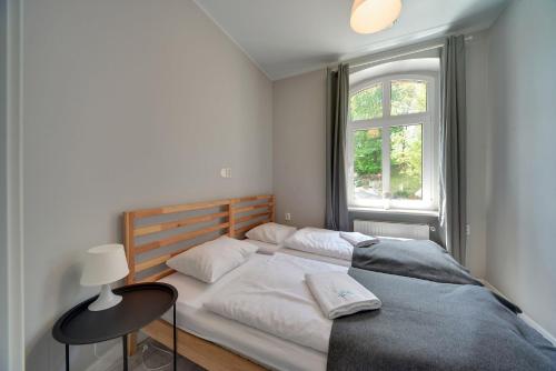 斯克拉斯卡波伦巴Apart-Invest Apartament Wiwi 2的有两张床和一扇窗户的卧室