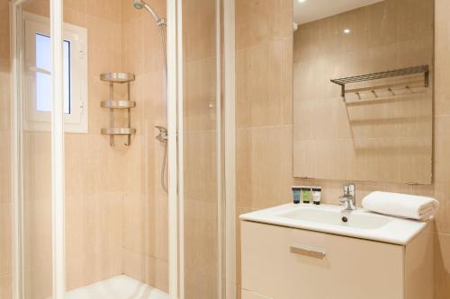 een badkamer met douche en wastafel bij AB Passeig de Gràcia Pelai in Barcelona