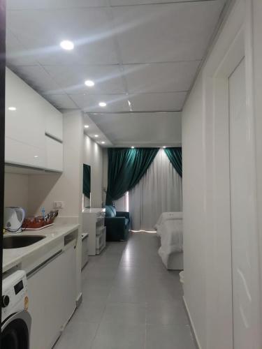 una cucina con elettrodomestici bianchi e un soggiorno di Scandic Resort a Hurghada