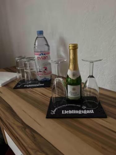 een tafel met twee wijnglazen en een fles wijn bij Zimmer in Köln in Keulen