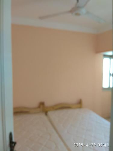 1 dormitorio con 1 cama en la esquina de una habitación en شقه للايجار بيانكي السياحة البيطاش, en Alejandría