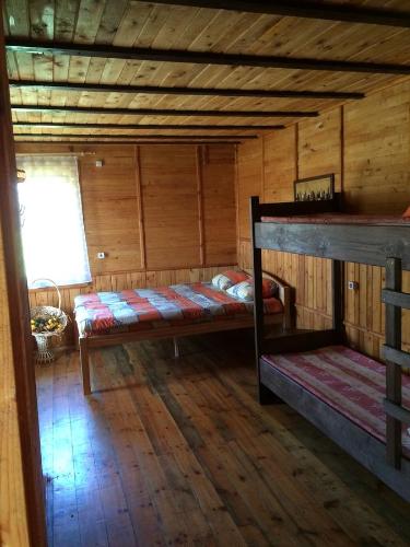 a room with two bunk beds in a cabin at Līgatnes Zemturi in Augšlīgatne