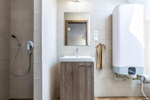 ein Bad mit einem Waschbecken und einem Spiegel in der Unterkunft Vinný sklep U Ilčíků in Mutěnice