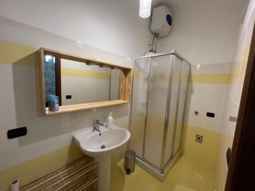 La salle de bains est pourvue d'un lavabo et d'une douche. dans l'établissement L’antico casale, à Reggio de Calabre