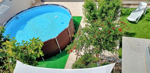 widok na basen w ogrodzie w obiekcie Chalet con piscina y jardín, no fumadores ni fiestas w mieście Cúllar-Vega