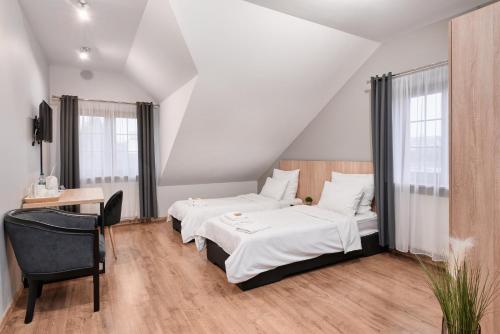 מיטה או מיטות בחדר ב-Artis Dom Gościnny
