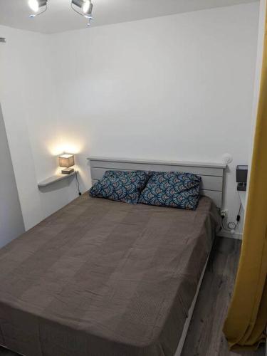 un lit dans une petite pièce avec dans l'établissement La petite Rascasse, Appartement avec Terrasse ensoleillée, à Rayol-Canadel-sur-Mer