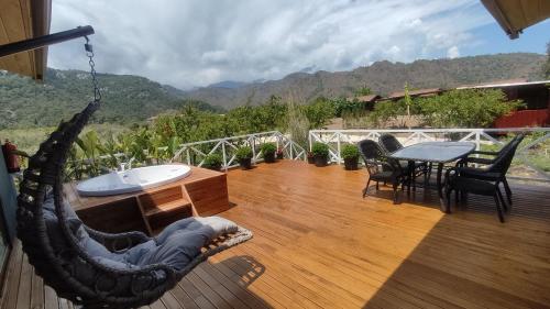Villa Nar في جيرالي: شرفة مع أرجوحة وطاولة وكراسي