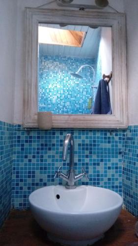 une salle de bain avec un lavabo blanc et un miroir dans l'établissement Le Gîte du Rocher - Auzat, à Auzat