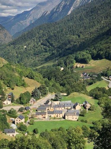 - une vue aérienne sur une maison dans une vallée avec des montagnes dans l'établissement Gîte 6 pers jardin et cheminée à 10 mn des pistes, à Aragnouet