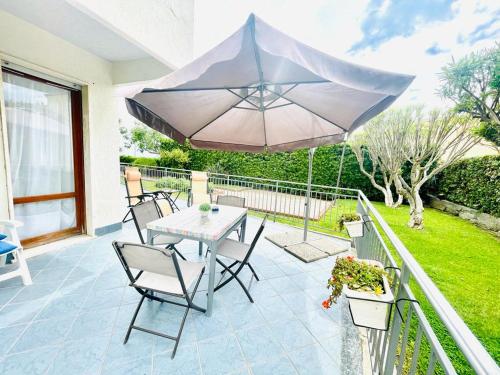 聖托·斯特凡諾·阿爾馬爾的住宿－Brezza Marina，庭院配有桌椅和遮阳伞。