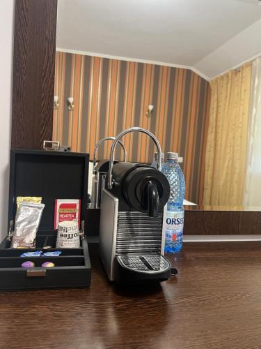 Kemudahan buat kopi dan teh di Pensiunea Zimbrul