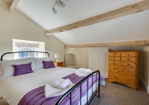 1 dormitorio con 1 cama grande y vestidor de madera en Beech House, en Hawes