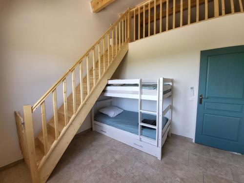 - une chambre avec des lits superposés sous un escalier dans l'établissement Domaine de l'Envolée, à Tourbes