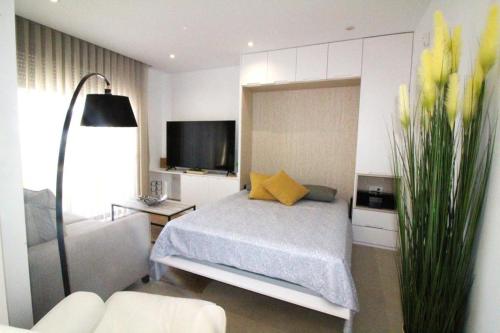 - une chambre avec un lit doté d'oreillers jaunes dans l'établissement Cactus Apartment La Ribera, à Santiago de la Ribera