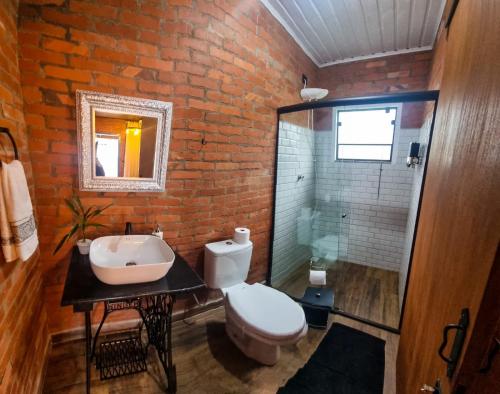 uma casa de banho com um lavatório, um WC e um chuveiro em Chale Greifswald Pomerode em Pomerode