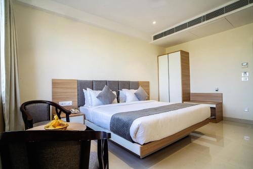 THE MANGAL VIEW RESIDENCY - A Luxury Boutique Business Hotelにあるベッド