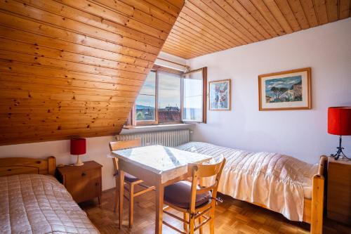 Ένα ή περισσότερα κρεβάτια σε δωμάτιο στο Zum Torkelhaus