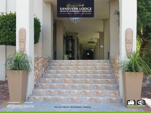 um conjunto de escadas em frente a um edifício em Sandton Lodge Rivonia em Joanesburgo