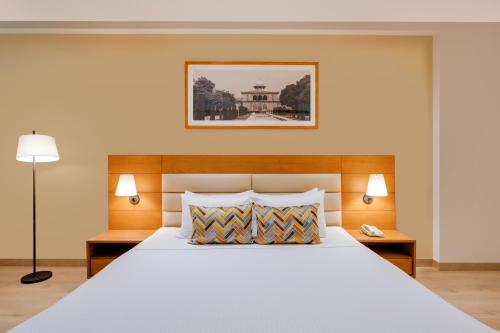 Postel nebo postele na pokoji v ubytování Lemon Tree Hotel Agra