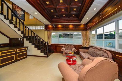 Posezení v ubytování Unique&Nice 7BD pool villa in heart Nanai Patong