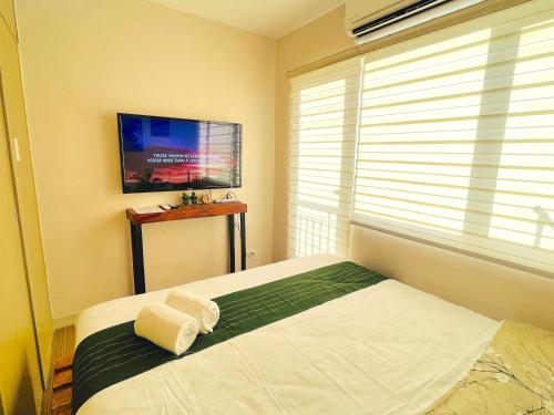 Postel nebo postele na pokoji v ubytování Sunset View w/ King BednWI-FI at Grace Res, Taguig