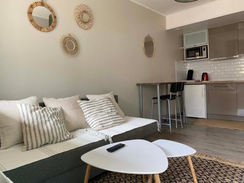l'Océane في ليج-كاب-فيري: غرفة معيشة مع أريكة وطاولة