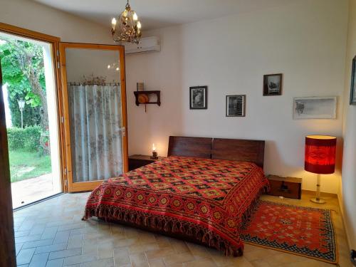 1 dormitorio con cama y ventana grande en Collesole, en Gradara