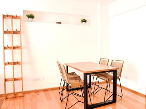 una mesa de comedor y sillas en una habitación en Garage incluido! Buenos Aires - Villa Urquiza en Buenos Aires
