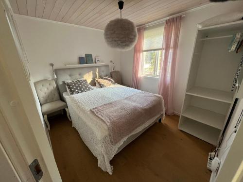 a bedroom with a bed and a window at Drömboende Tofta Södra in Gnisvärd
