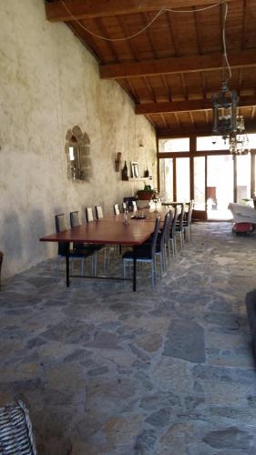 a dining room with a long table and chairs at Gite Le Chevalier in La Répara