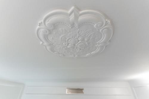 a white ceiling with a heart on the wall at Duomo Smart Suites in Milan