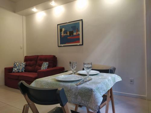 Apartamento Copacabana: aconchego, conforto, privacidade في ريو دي جانيرو: غرفة طعام مع طاولة وأريكة