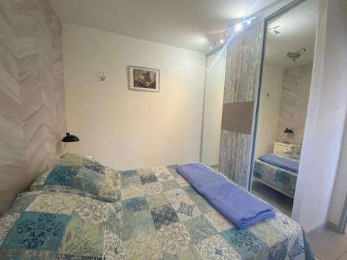- une chambre avec un lit et un grand miroir dans l'établissement Superbe T2 face mer 4EST402, au Barcarès