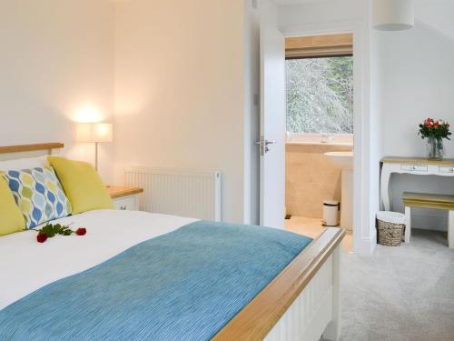 1 dormitorio con 1 cama grande y baño en Balnacraig, en North Kessock
