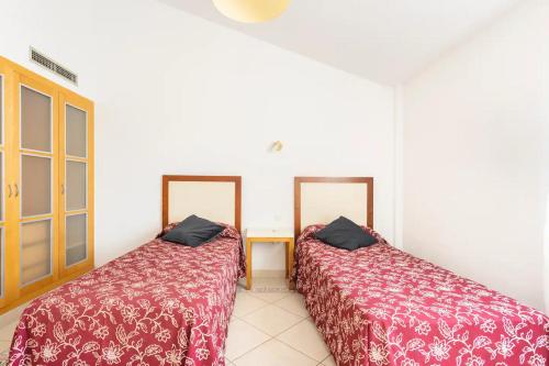 - deux lits assis l'un à côté de l'autre dans une pièce dans l'établissement Villa La Orotava, à San Miguel de Abona