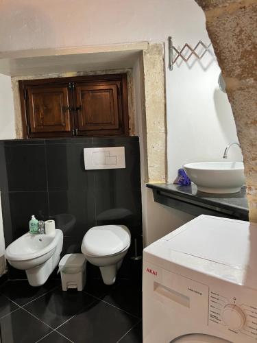 a small bathroom with a toilet and a sink at Abitare Ortigia in Siracusa