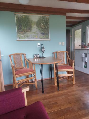 a dining room with a table and two chairs at Zilver'n Plekkie in Zeyen