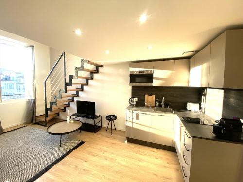 une cuisine avec un escalier et un salon dans l'établissement Lamartine hypercentre 503, à Nice