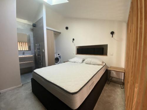 - une chambre avec un lit et une salle de bains dans l'établissement Lamartine hypercentre 503, à Nice