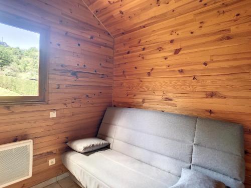 a small room with a bench in a wooden cabin at Chalet grand jardin, au calme, proche commerces in La Canourgue