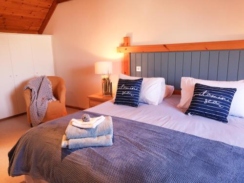 Un dormitorio con una cama con una toalla. en 4 bedroomed holiday home close to the beach en Waterville