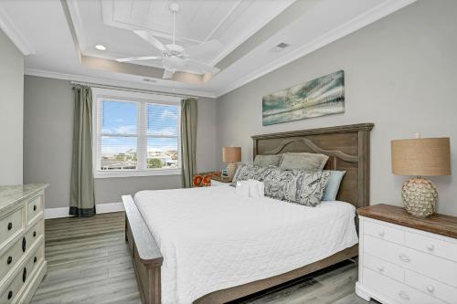 1 dormitorio con cama y ventana en Oyster Dream - On Inlet, 7 Bedroom, 6 Bathroom, Sleeps 20 en Myrtle Beach