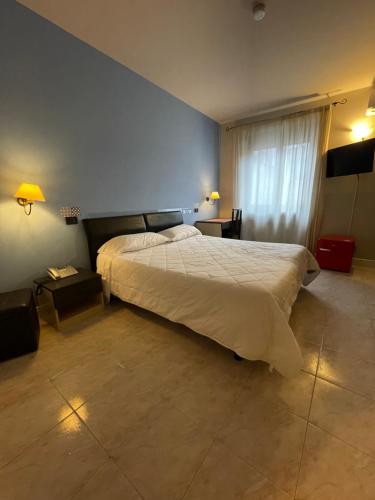 Un dormitorio con una cama grande y una ventana en Hotel Milano San Giovanni Lupatoto, en San Giovanni Lupatoto