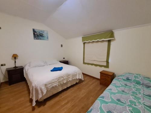 um quarto com uma cama e um espelho na parede em Casa Selva em Valdivia