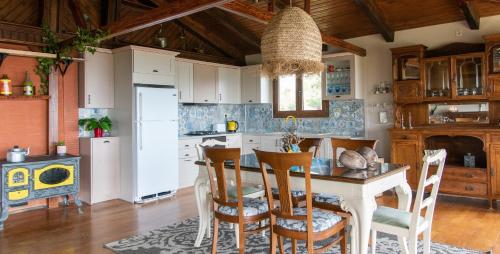 Η κουζίνα ή μικρή κουζίνα στο Calypso Villa with Jacuzzi Pool & Sea View