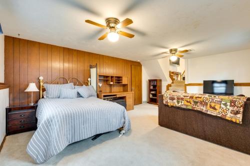 1 dormitorio con 1 cama y ventilador de techo en Clear Lake Vacation Home Rental - Pet Friendly!, en Clear Lake