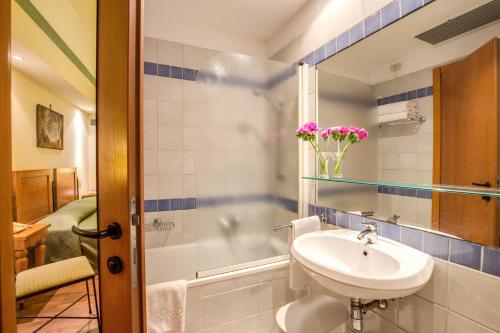 uma casa de banho com um lavatório e um chuveiro em Hotel Botticelli em Florença